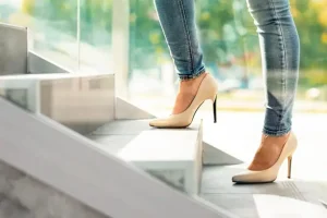 sepatu hak tinggi