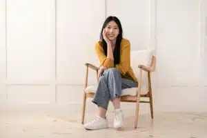 duduk menyilangkan kaki