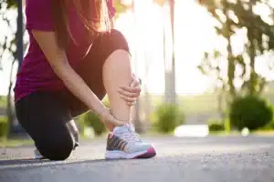 perbedaan sprain dan strain