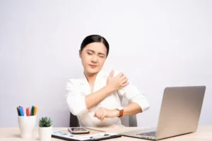 nyeri yang menjalar pada bahu sebelah kiri