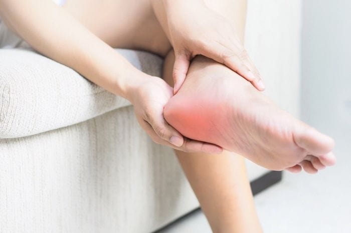 Plantar Fasciitis: Penyebab Telapak Kaki Sakit Saat Berjalan