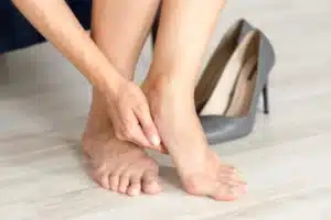 tumit sakit saat berjalan